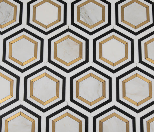 Mosaico hexagonal de mármol Calacatta dorado con detalles en negro y latón pulido