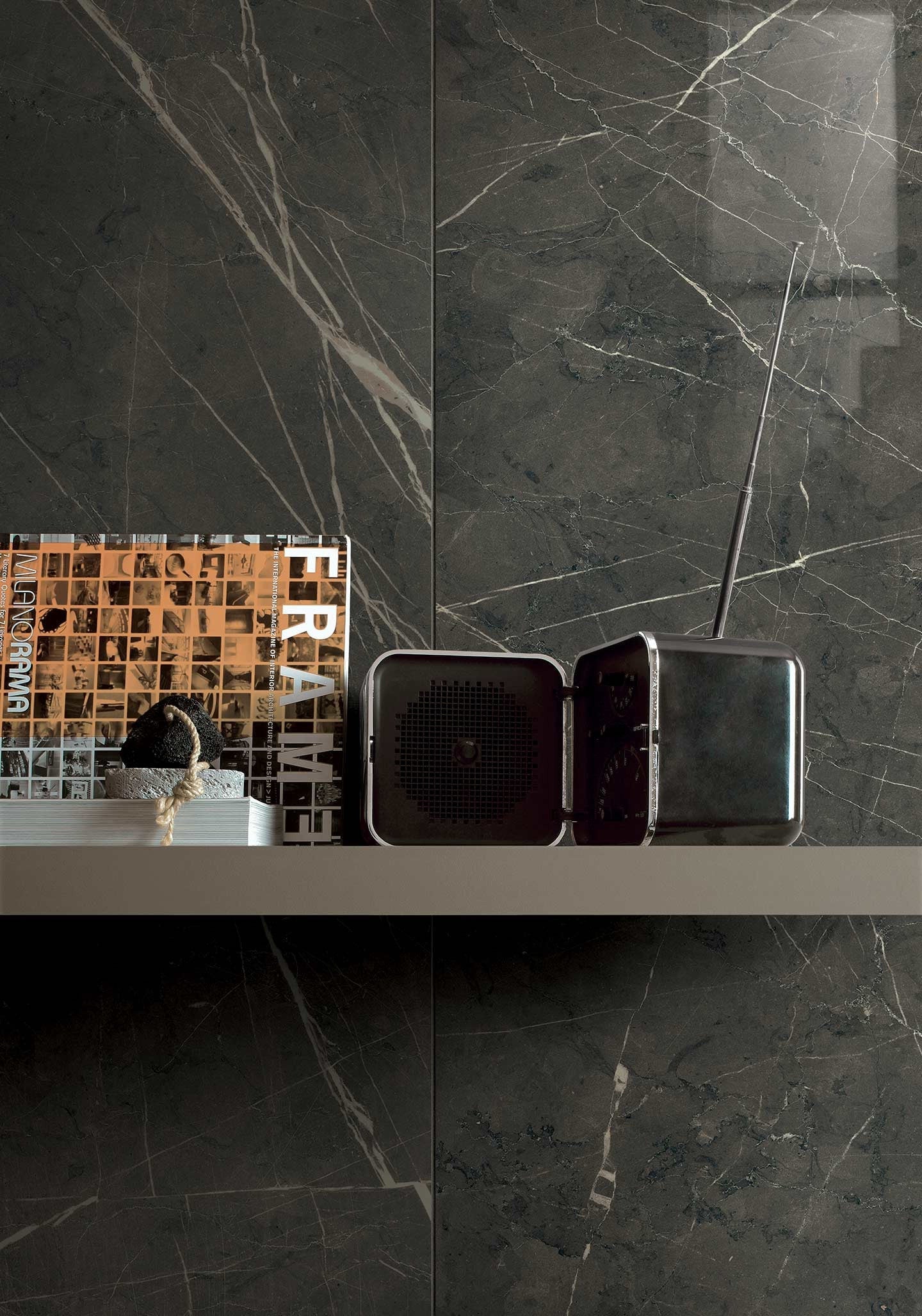 Azulejo de porcelana pulida con efecto mármol Graphite Cerim - 30 x 61 cm