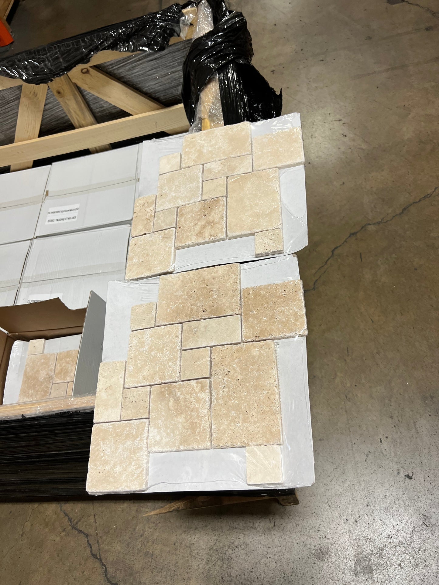 Mosaico de travertino marfil con diseño envejecido en miniatura