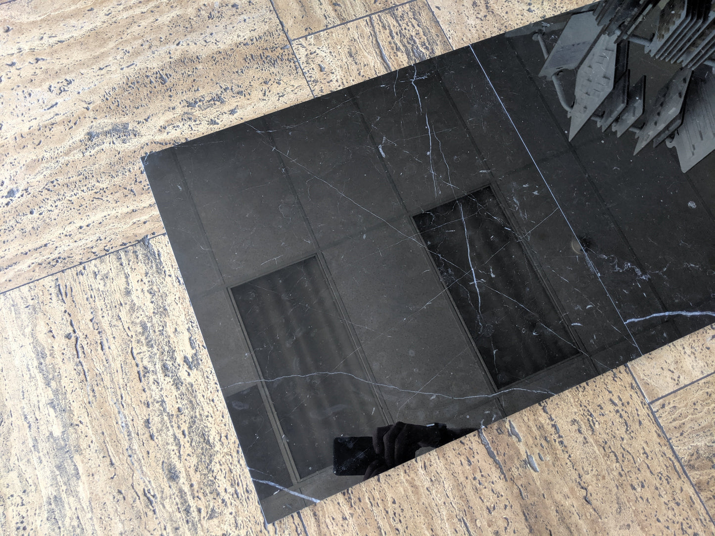 Azulejo para pared y piso Nero Marquina de 24" x 24"