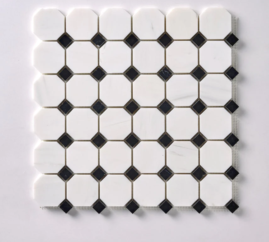 Azulejo de mosaico octagonal Bianco Dolomite con puntos negros