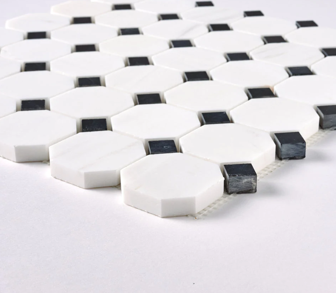 Azulejo de mosaico octagonal Bianco Dolomite con puntos negros