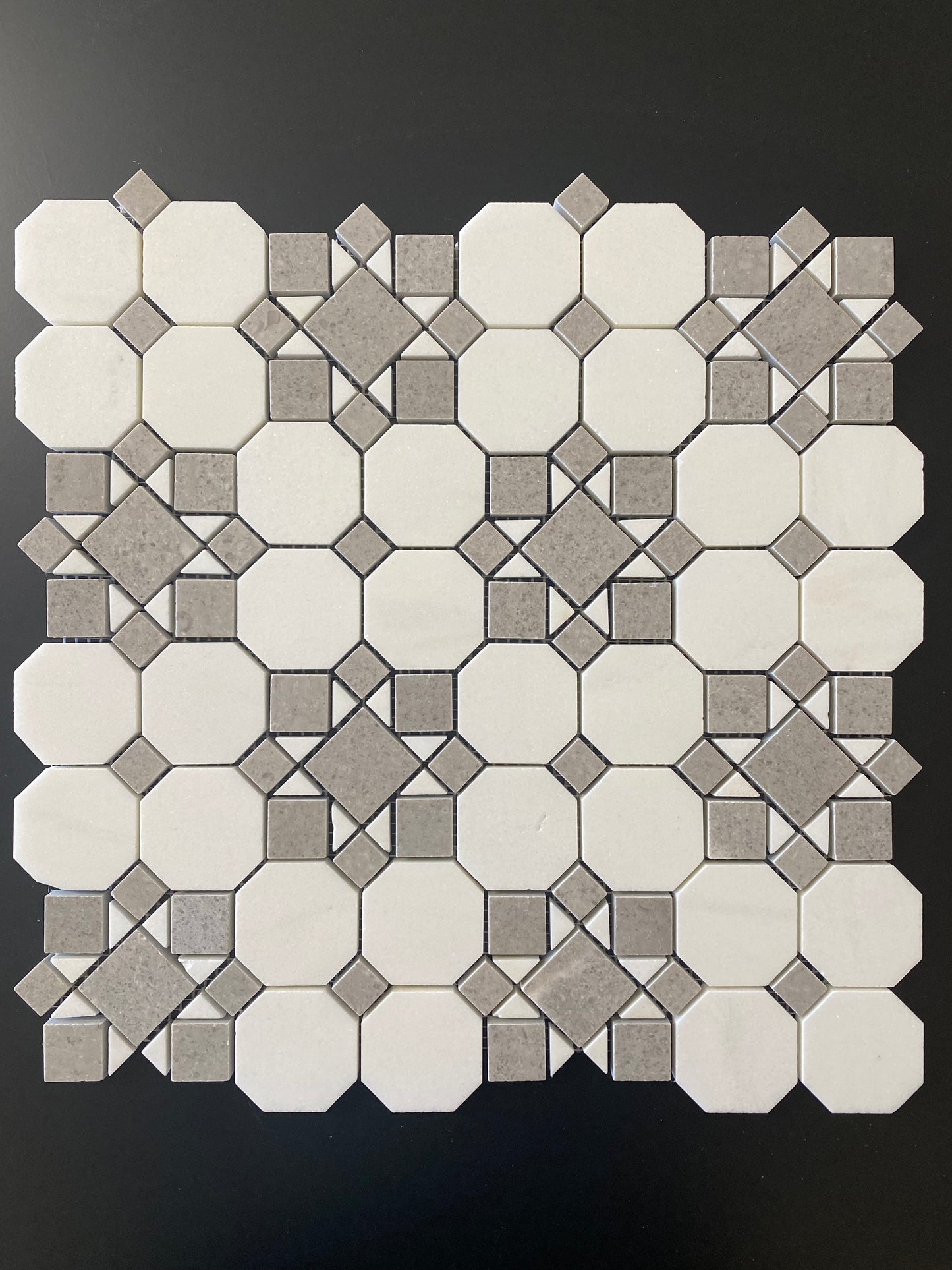 Patio octogonal blanco Thassos con mosaico gris