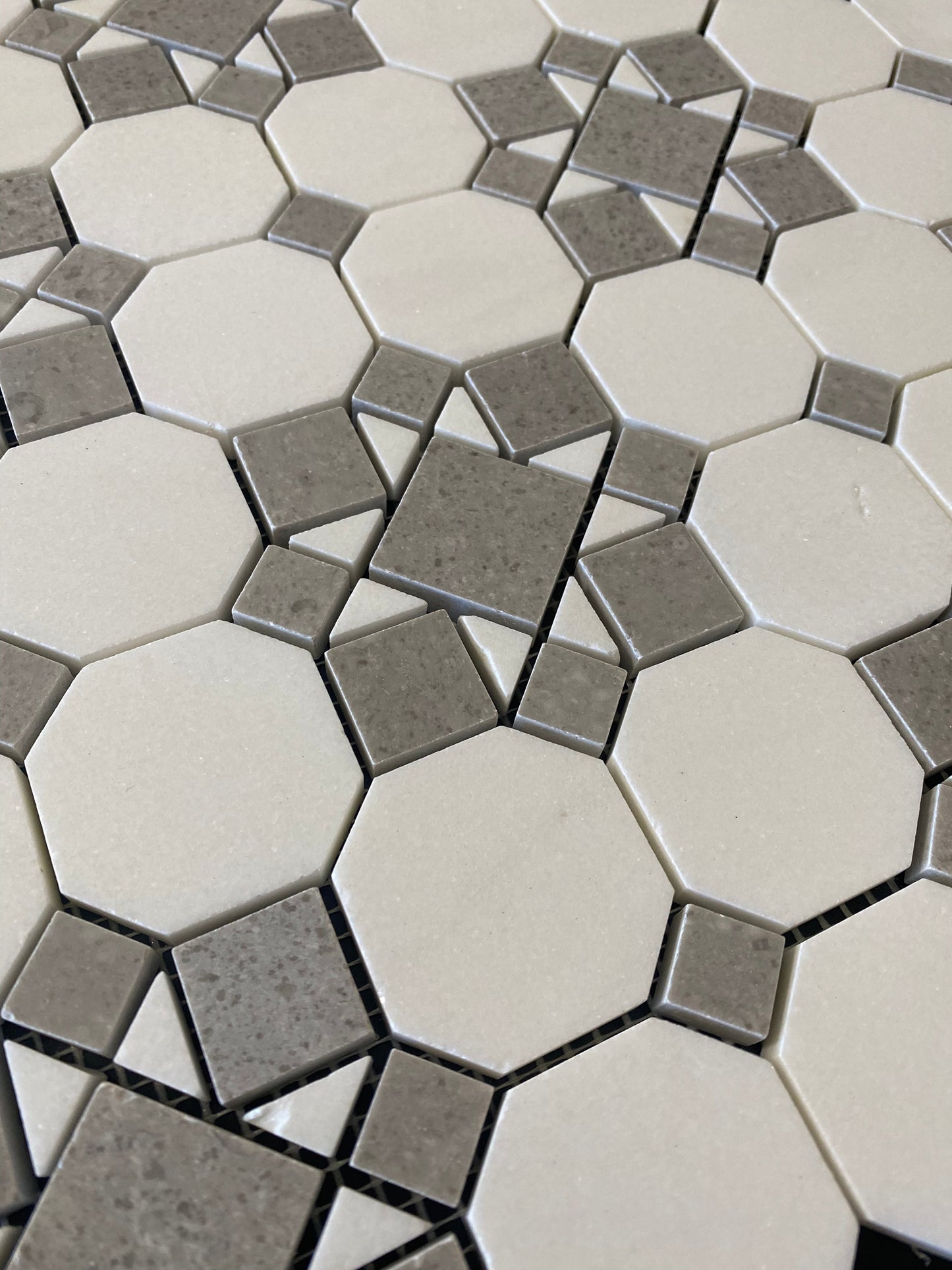 Patio octogonal blanco Thassos con mosaico gris