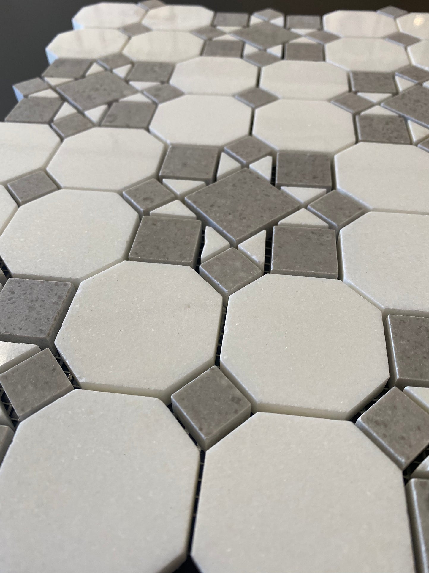 Patio octogonal blanco Thassos con mosaico gris