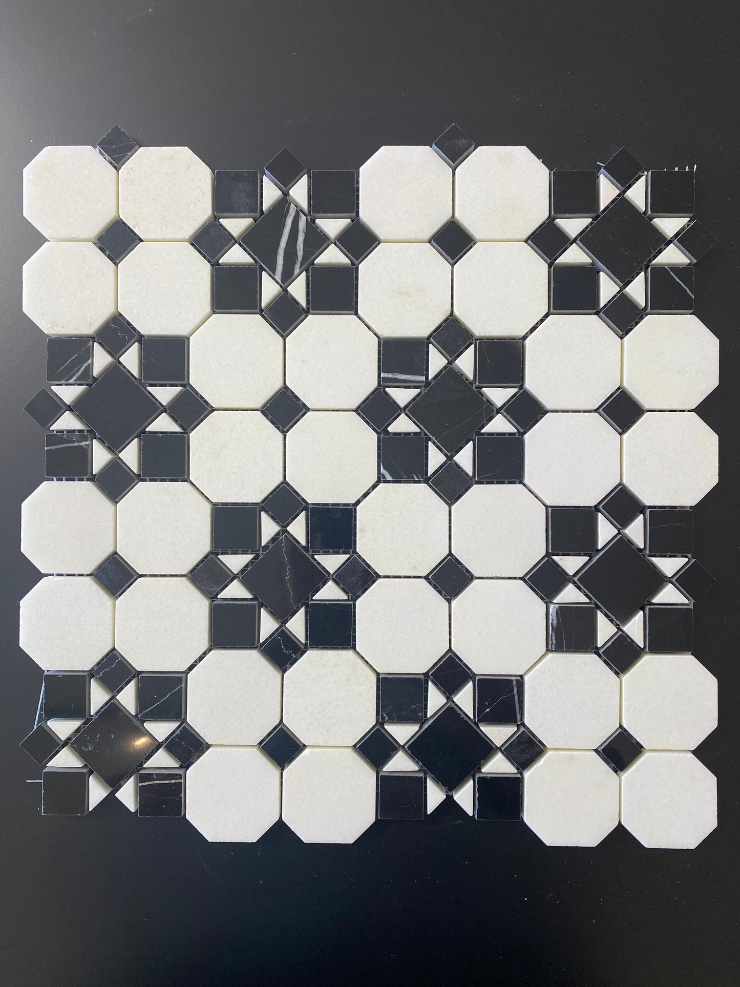 Patio octagonal blanco Thassos con mosaico negro