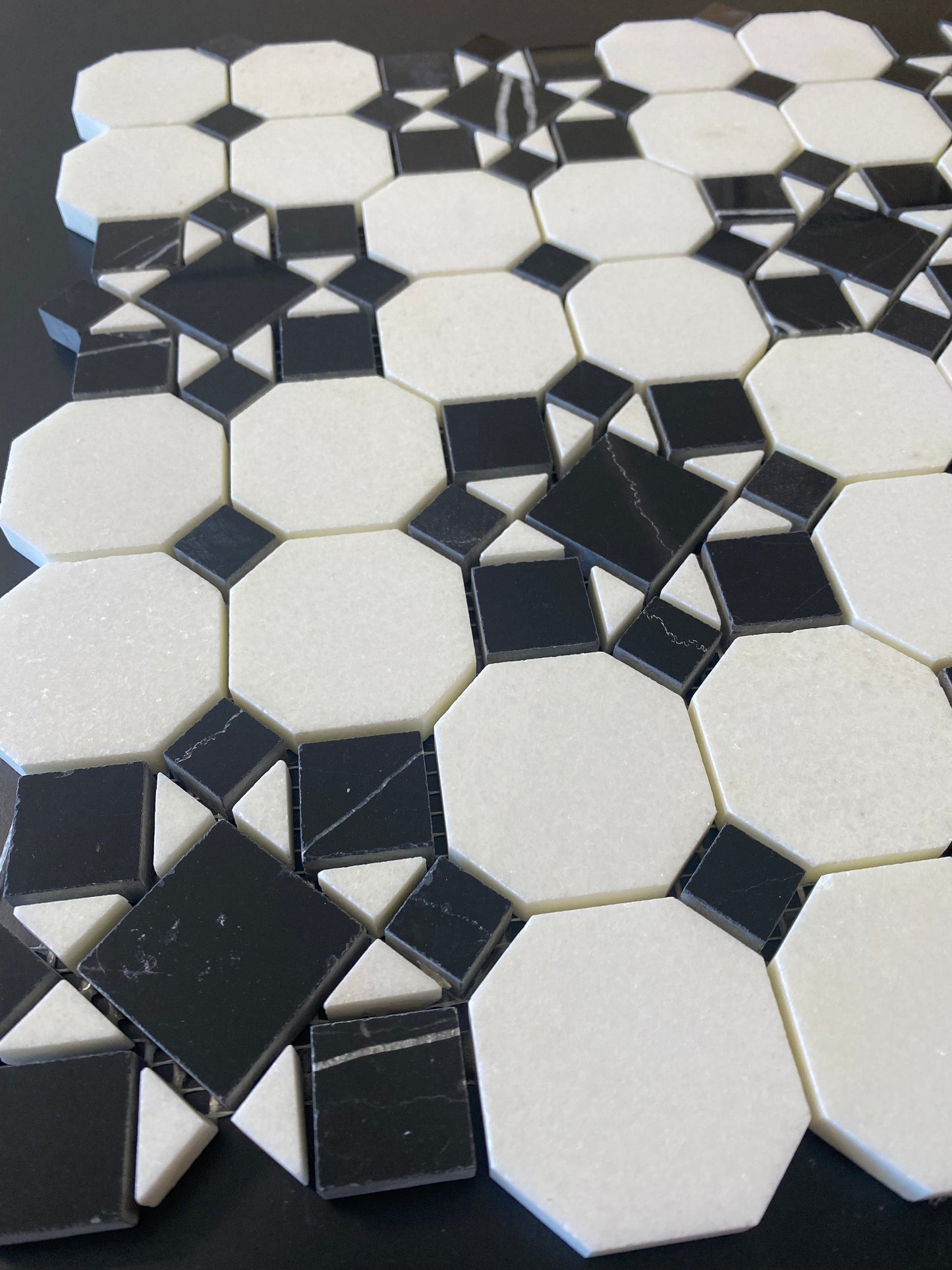 Patio octagonal blanco Thassos con mosaico negro