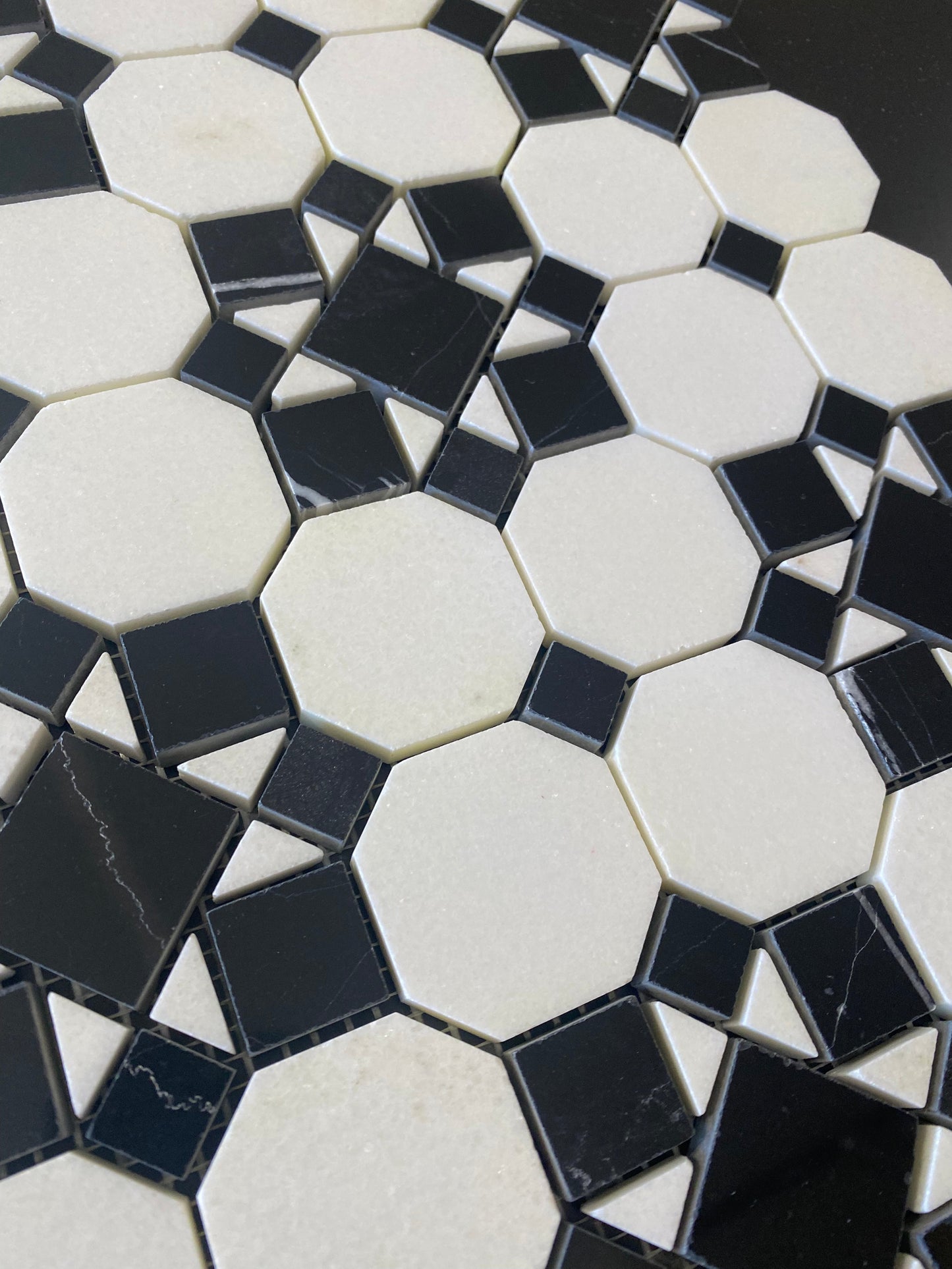 Patio octagonal blanco Thassos con mosaico negro