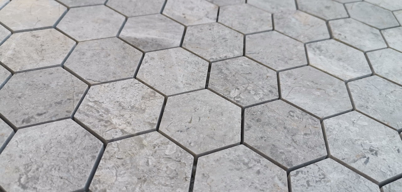 Mosaico hexagonal de mármol gris tundra de 5 x 5 cm