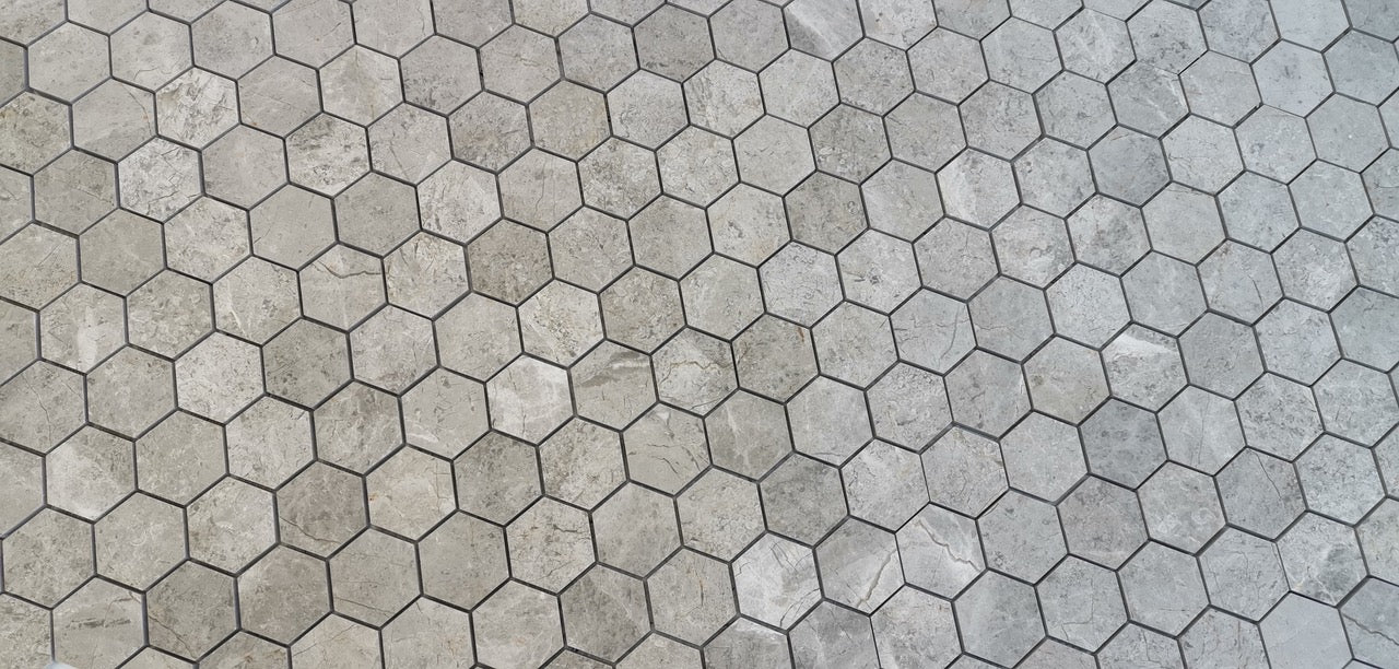 Mosaico hexagonal de mármol gris tundra de 5 x 5 cm