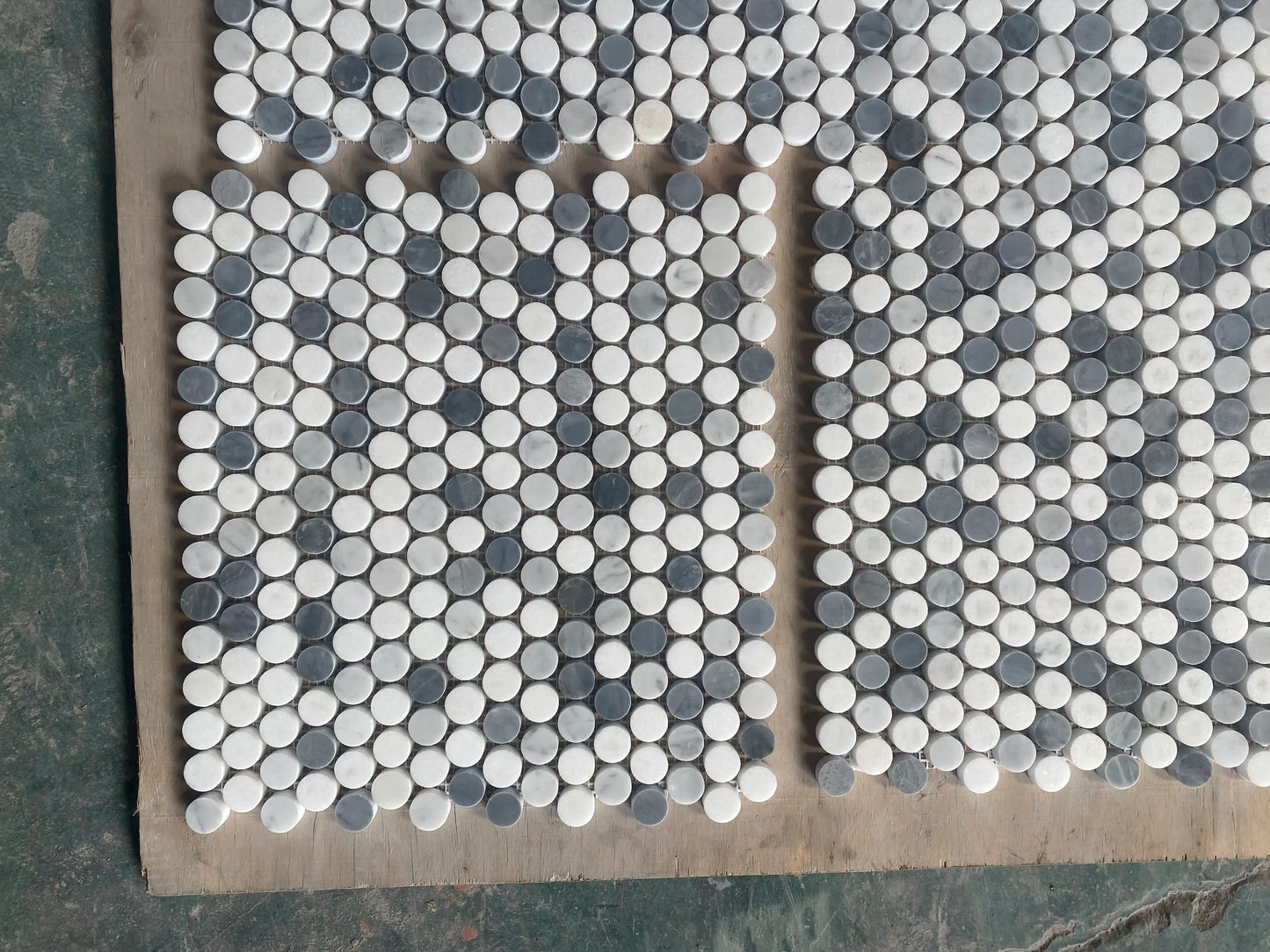 Thassos White 3/8 Penny-Round Marble Mosaic (Carrara + Thassos + Blue-Gray)