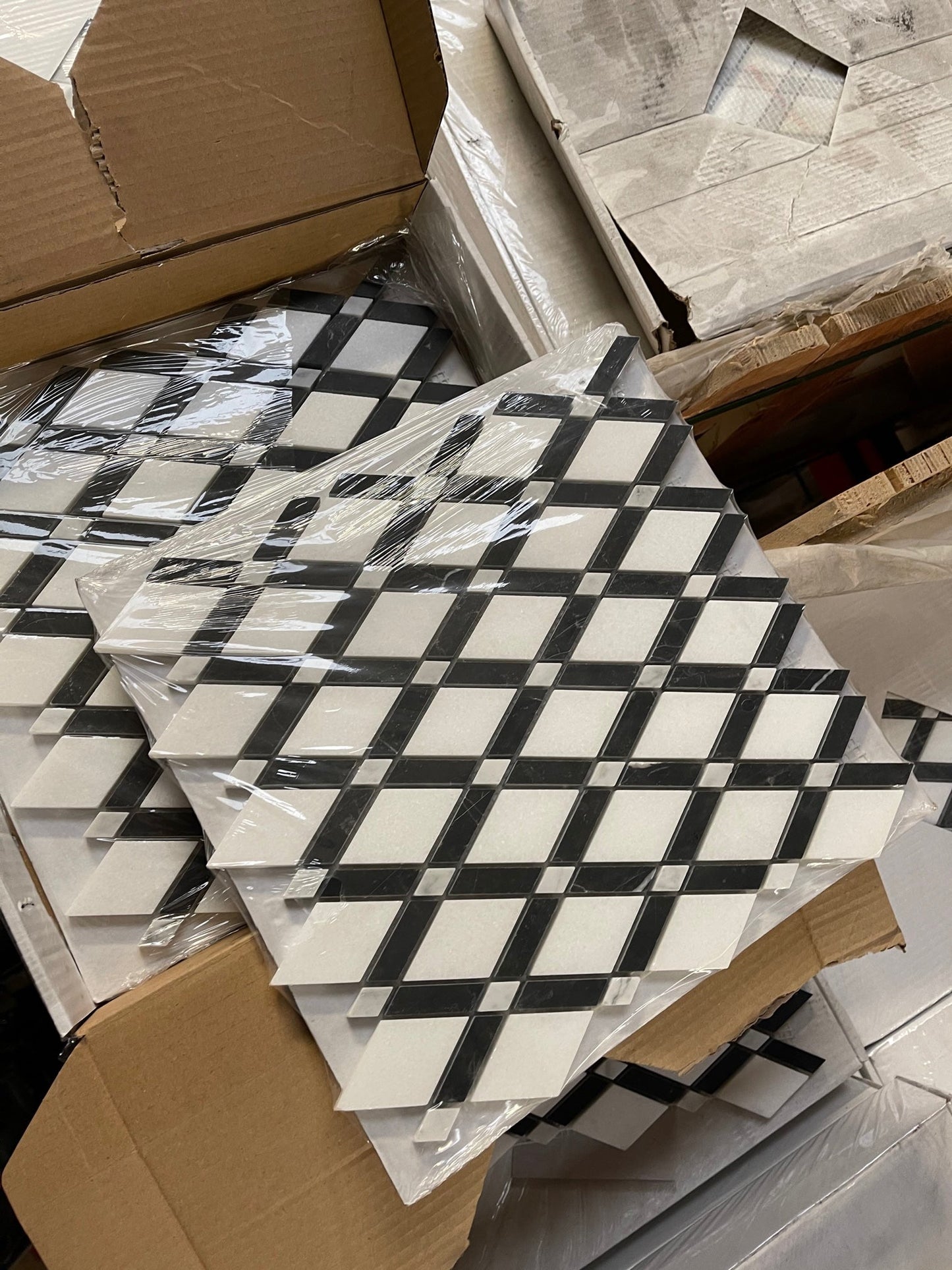 Thassos White Lattice w/Black Mosaic Tile