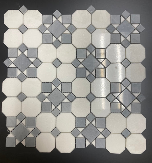 Patio octogonal blanco Thassos con mosaico azul y gris